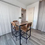 Chic & Lumineux Avec Balcon דירה *